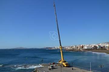 Una grúa de 80 metros trabaja en la reparación del Neptuno en Melenara/TA.